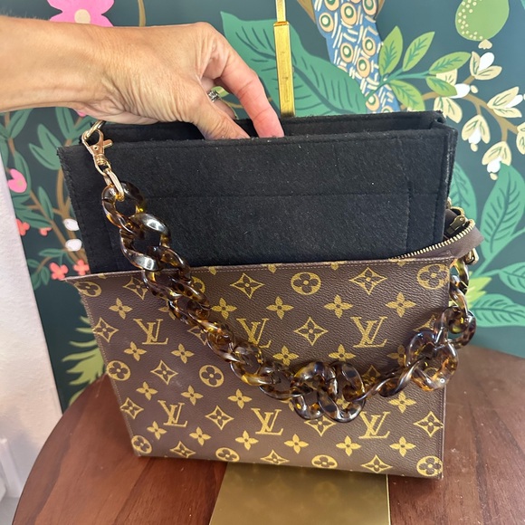 TEMP OFF MARKET Louis Vuitton🤎💃 Monogram Canvas Cosmetic Clutch Insert & Strap - Picture 9 of 9